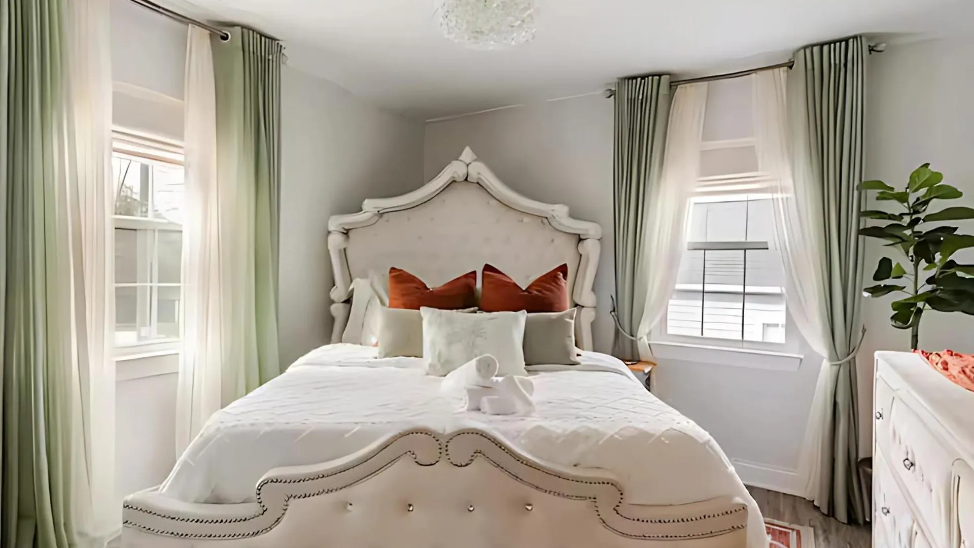 Venetian Beds, Outdoor Barrel Sauna, Hot Tub, Cold Plunge Charlotte Stany Zjednoczone Ameryki