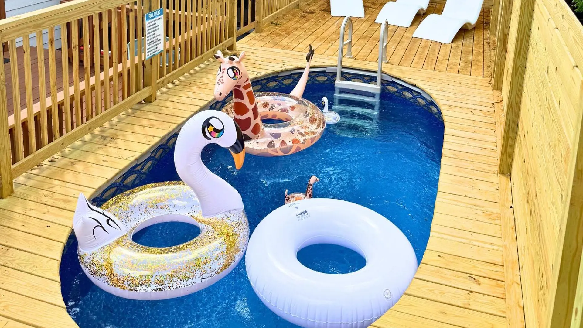 Venetian Beds, Outdoor Barrel Sauna, Hot Tub, Cold Plunge Charlotte